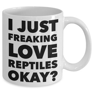 Puede incluir: Taza de caf&eacute; de cer&aacute;mica blanca con texto negro que dice "Me encantan los reptiles, &iquest;de acuerdo?"