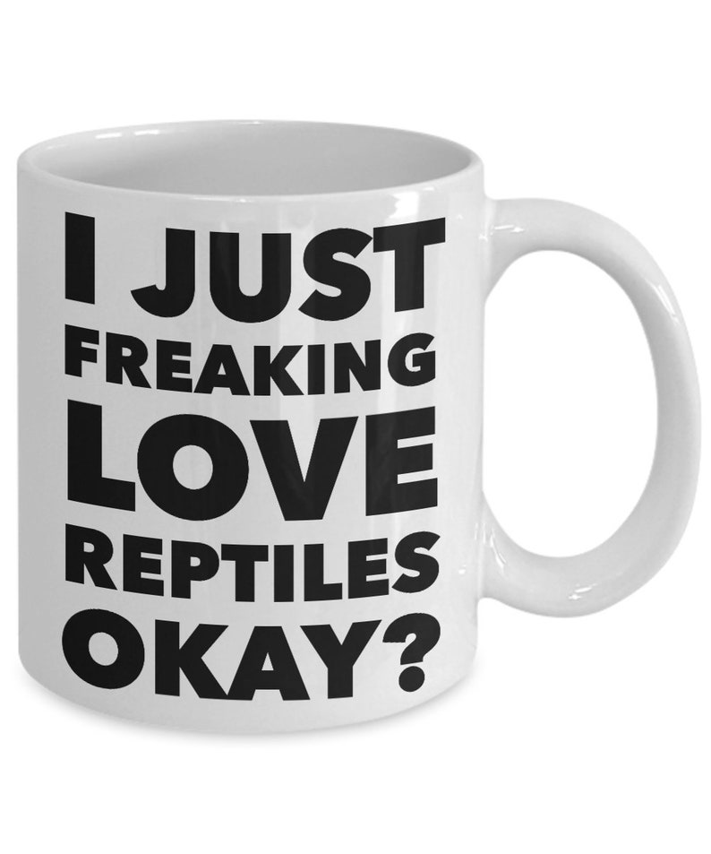 Puede incluir: Taza de caf&eacute; de cer&aacute;mica blanca con texto negro que dice "Me encantan los reptiles, &iquest;de acuerdo?"