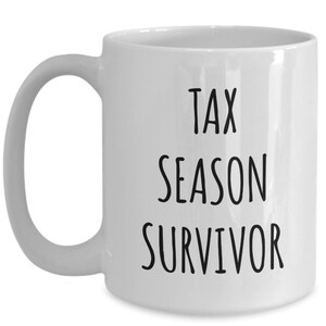 Puede incluir: Taza de caf&eacute; de cer&aacute;mica blanca con texto negro que dice "Tax Season Survivor".