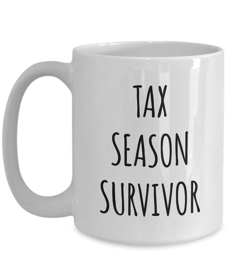 Puede incluir: Taza de caf&eacute; de cer&aacute;mica blanca con texto negro que dice "Tax Season Survivor".