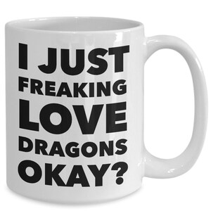 Puede incluir: Taza de caf&eacute; de cer&aacute;mica blanca con texto negro que dice "Me encantan los dragones, &iquest;de acuerdo?"