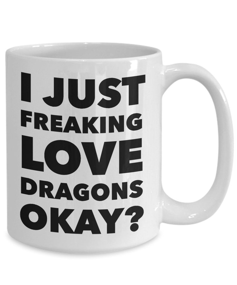 Puede incluir: Taza de caf&eacute; de cer&aacute;mica blanca con texto negro que dice "Me encantan los dragones, &iquest;de acuerdo?"