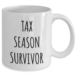Puede incluir: Taza de caf&eacute; de cer&aacute;mica blanca con texto negro que dice "Tax Season Survivor".