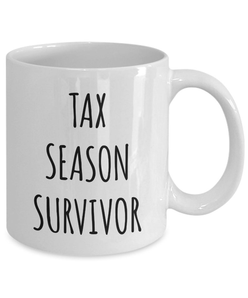 Puede incluir: Taza de caf&eacute; de cer&aacute;mica blanca con texto negro que dice "Tax Season Survivor".