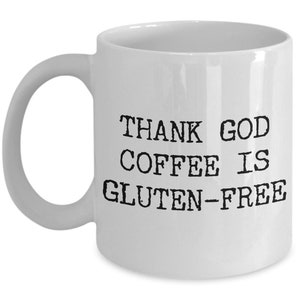 Puede incluir: Taza de caf&eacute; de cer&aacute;mica blanca con texto negro que dice "Thank God Coffee Is Gluten-Free".