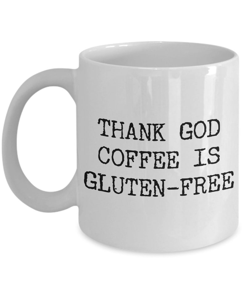 Puede incluir: Taza de caf&eacute; de cer&aacute;mica blanca con texto negro que dice "Thank God Coffee Is Gluten-Free".