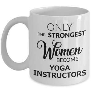 Mug pour professeur de yoga - Cadeau pour professeur de yoga - Cadeaux pour instructeur de yoga - Seules les femmes les plus fortes deviennent instructrices de yoga Mug à café - Mug à thé image 3