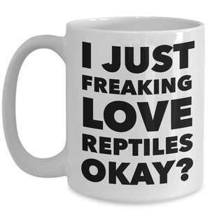 Puede incluir: Taza de caf&eacute; de cer&aacute;mica blanca con un gr&aacute;fico negro que dice "Me encantan los reptiles, &iquest;de acuerdo?"