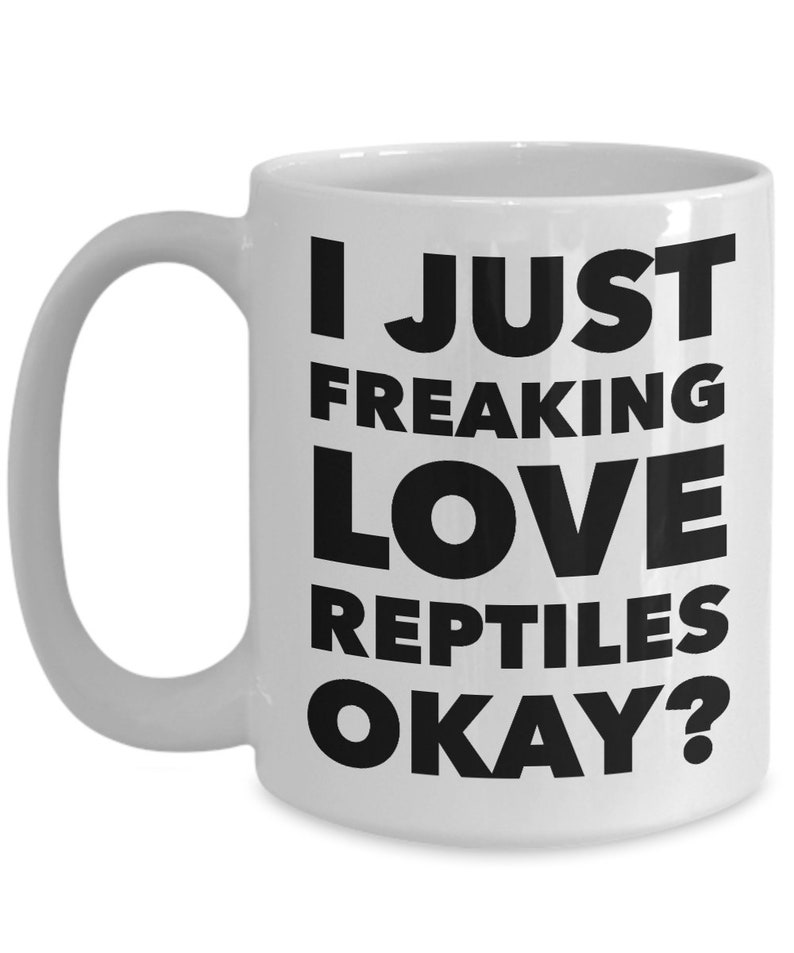 Puede incluir: Taza de caf&eacute; de cer&aacute;mica blanca con un gr&aacute;fico negro que dice "Me encantan los reptiles, &iquest;de acuerdo?"