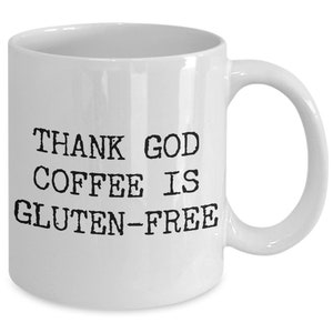 Puede incluir: Taza de caf&eacute; de cer&aacute;mica blanca con texto negro que dice "THANK GOD COFFEE IS GLUTEN-FREE".