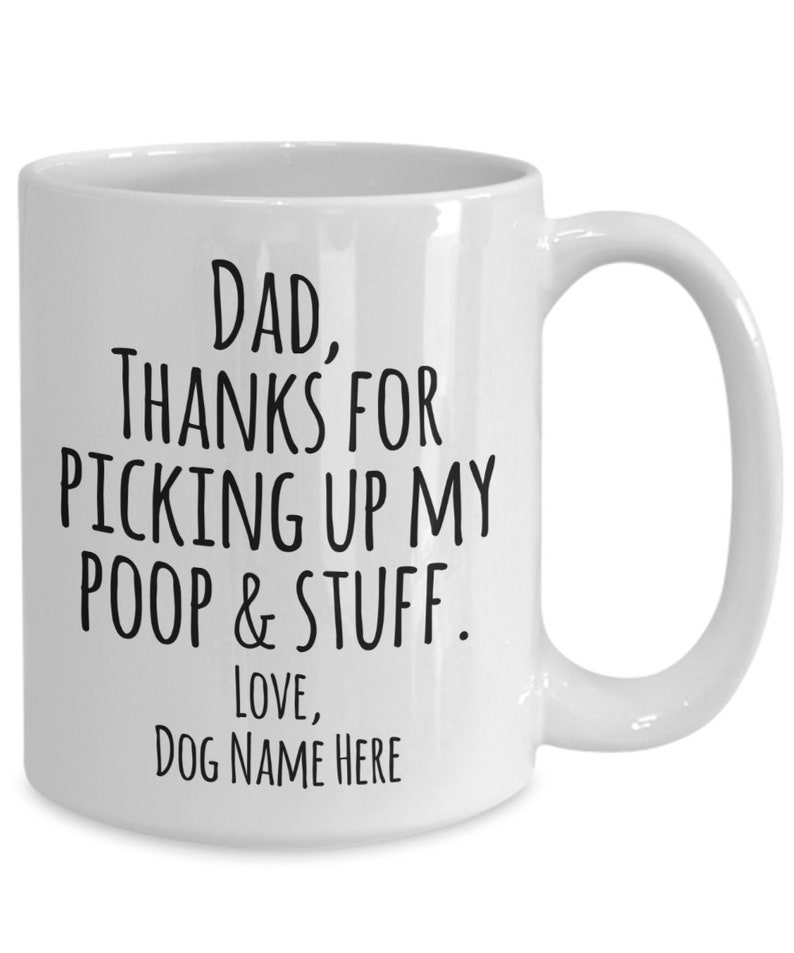 以下が含まれることがあります： 白いセラミック製のコーヒーカップで、黒い文字で「DAD, THANKS FOR PICKING UP MY POOP & STUFF. LOVE, DOG NAME HERE」と書かれています