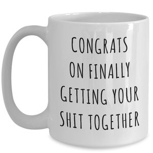 Puede incluir: Taza de caf&eacute; de cer&aacute;mica blanca con texto negro que dice "Felicidades por finalmente poner tu vida en orden".