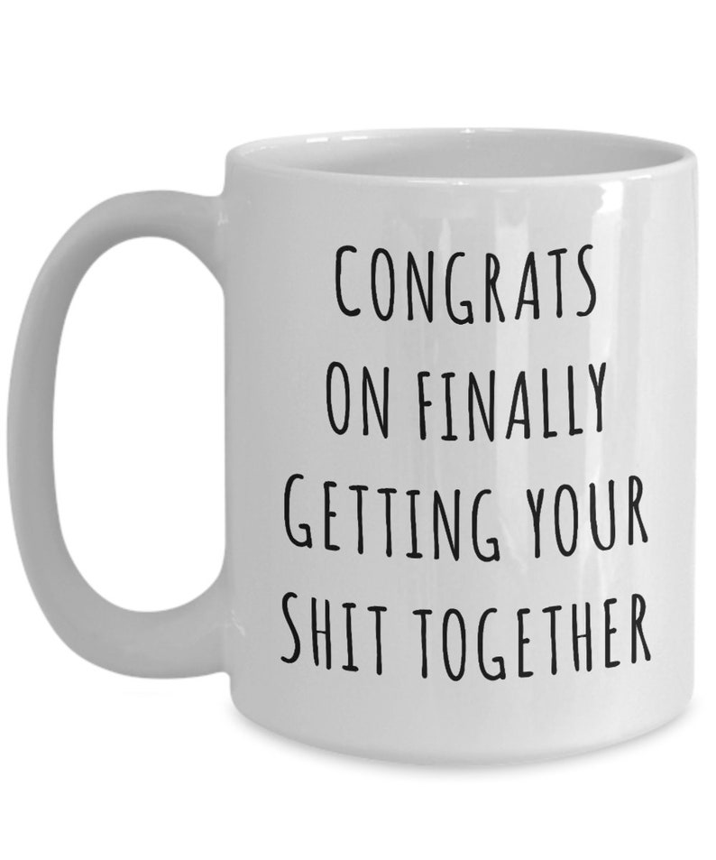 Puede incluir: Taza de caf&eacute; de cer&aacute;mica blanca con texto negro que dice "Felicidades por finalmente poner tu vida en orden".
