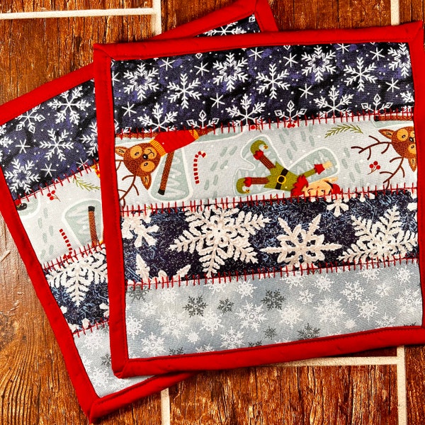 Snowflake Pot holders, Quilted Potholders Set of 2, Hot Pads, Pot Holder Gift Set, Quilted Mug Rugs, Fabric Hot Pad, Christmas Pot Holders