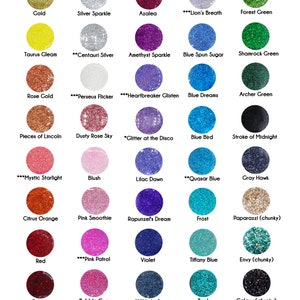 Puede incluir: Una tabla de colores de purpurina con nombres como "Gold", "Silver Sparkle", "Azalea", "Forest Green", "Taurus Gleam", "Centauri Silver", "Amethyst Sparkle", "Blue Spun Sugar", "Shamrock Green", "Rose Gold", "Perseus Flicker", "Heartbreaker Glisten", "Blue Dreams", "Archer Green", "Pieces of Lincoln", "Dusty Rose Sky", "Glitter at the Disco", "Blue Bird", "Stroke of Midnight", "Mystic Starlight", "Blush", "Lilac Dawn", "Quasar Blue", "Gray Hawk", "Citrus Orange", "Pink Smoothie", "Rapunzel's Dream", "Frost", "Paparazzi (chunky)", "Red", "Pink Patrol", "Violet", "Tiffany Blue", "Envy (chunky)", "Garnet", "Bubble Gum", "Night Sky", "Teal", "Galaxy (chunky)", "Cabernet", "Guardian Glimmer", "Vakarian Blue", "Icy Blast", "Girly Girl (chunky)", "Disco Ball (chunky)", "Purple Passion (chunky)" y "Opal (chunky)".
