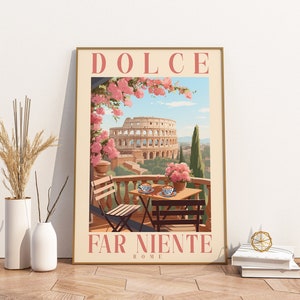 K&ouml;nnte beinhalten: Ein Vintage-Poster mit dem Text "DOLCE FAR NIENTE ROME" in rosa und braunen Buchstaben. Das Poster zeigt eine farbenfrohe Illustration des Kolosseums in Rom, Italien, mit einem Balkon mit Blick auf die Stadt und einem Tisch mit zwei St&uuml;hlen und zwei Tassen Kaffee.