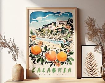 Puede incluir: Una ilustración de acuarela de un pueblo costero en Calabria, Italia, con un edificio blanco y árboles de naranja. El texto "Calabria, Tropea, Italia" está impreso debajo de la ilustración.