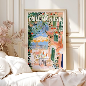 Può includere: Un'illustrazione colorata di un edificio con un patio e il testo "Dolce Far Niente" in una cornice bianca. L'illustrazione presenta un tavolo con sedie, piante e un ombrello giallo.