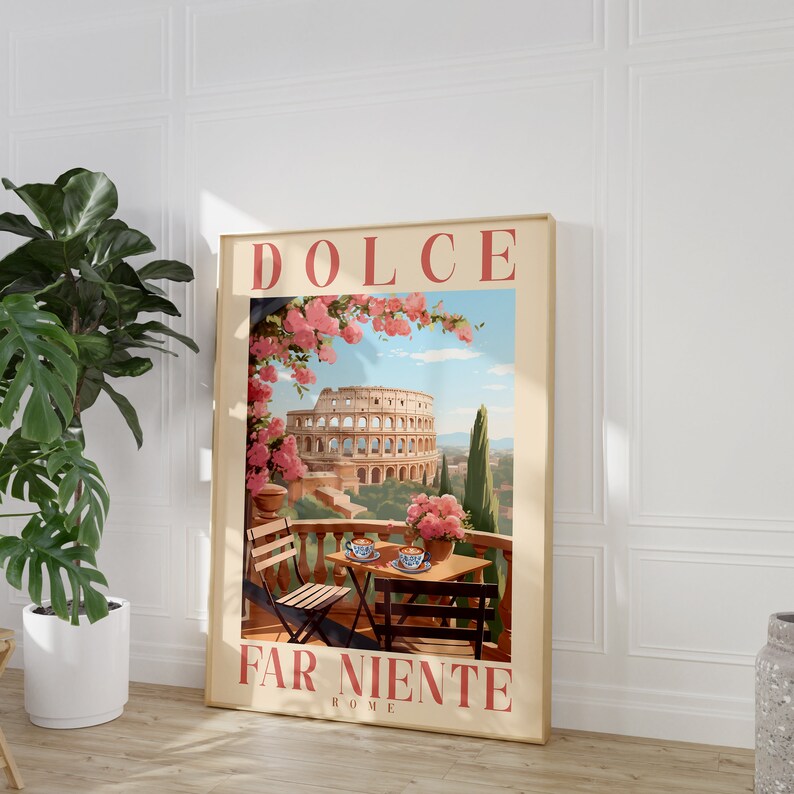 K&ouml;nnte beinhalten: Ein Vintage-Reiseposter mit dem Text "Dolce Far Niente Rom" in roten Buchstaben. Das Poster zeigt eine Ansicht des Kolosseums in Rom, Italien, mit rosa Blumen und einem Tisch mit zwei Tassen Kaffee auf einem Balkon.