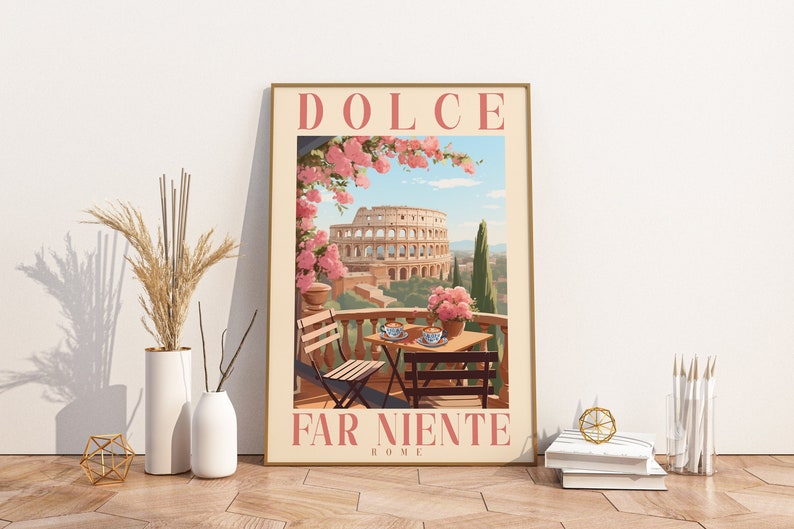 K&ouml;nnte beinhalten: Ein Vintage-Poster mit dem Text "DOLCE FAR NIENTE ROME" in rosa und braunen Buchstaben. Das Poster zeigt eine farbenfrohe Illustration des Kolosseums in Rom, Italien, mit einem Balkon mit Blick auf die Stadt und einem Tisch mit zwei St&uuml;hlen und zwei Tassen Kaffee.