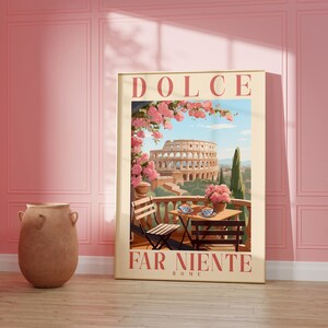 K&ouml;nnte beinhalten: Ein Vintage-Poster mit dem Text "DOLCE FAR NIENTE ROME" in rosa und wei&szlig;en Buchstaben. Das Poster zeigt eine farbenfrohe Illustration des Kolosseums in Rom, Italien, mit rosa Blumen und einem Tisch mit zwei Tassen Tee auf einem Balkon mit Blick auf die Stadt.