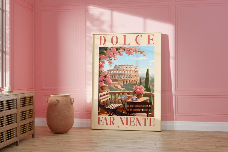 K&ouml;nnte beinhalten: Ein Vintage-Poster mit dem Text "DOLCE FAR NIENTE ROME" in rosa und wei&szlig;en Buchstaben. Das Poster zeigt eine farbenfrohe Illustration des Kolosseums in Rom, Italien, mit rosa Blumen und einem Tisch mit zwei Tassen Tee auf einem Balkon mit Blick auf die Stadt.