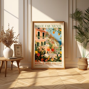 Op de afbeelding: Een vintage poster met een kleurrijke illustratie van een kustplaats in Itali&euml;. De poster bevat de tekst "Dolce Far Niente" en "Sotto il Sole Italiano" in een decoratief lettertype.