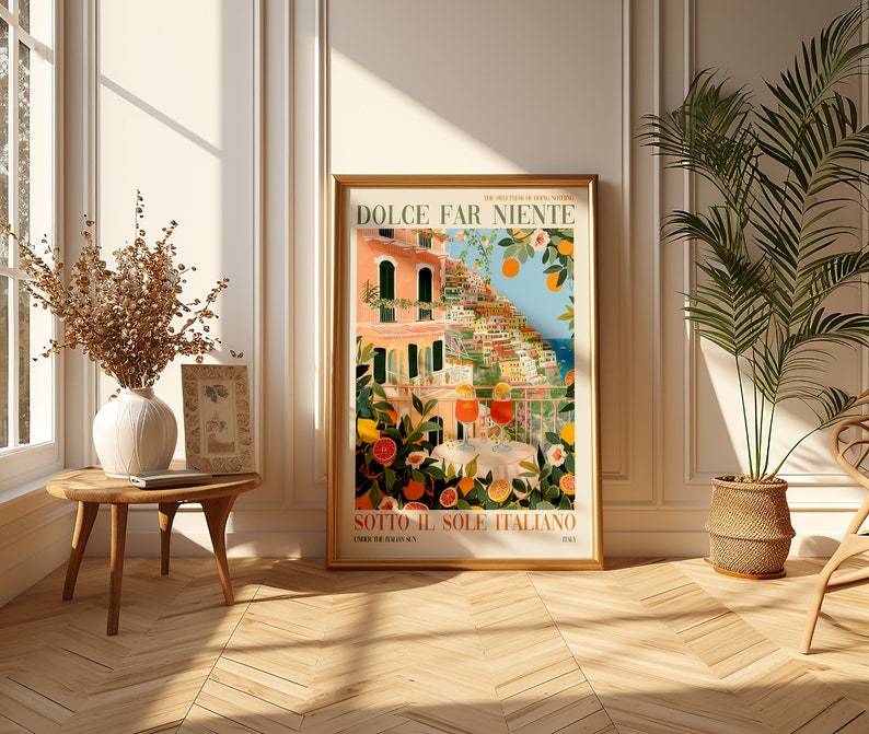 Op de afbeelding: Een vintage poster met een kleurrijke illustratie van een kustplaats in Itali&euml;. De poster bevat de tekst "Dolce Far Niente" en "Sotto il Sole Italiano" in een decoratief lettertype.