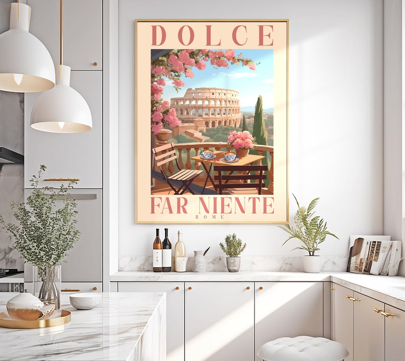 K&ouml;nnte beinhalten: Ein Vintage-Poster mit dem Text "Dolce Far Niente Rom" in rosa und wei&szlig;en Buchstaben. Das Poster zeigt eine farbenfrohe Illustration des Kolosseums in Rom mit einem Tisch und St&uuml;hlen auf einem Balkon mit Blick auf das Bauwerk. Rosa Blumen bl&uuml;hen an einer Rebe &uuml;ber dem Tisch.