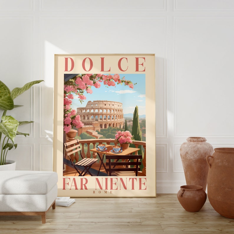 K&ouml;nnte beinhalten: Ein Vintage-Reiseposter mit dem Text "DOLCE FAR NIENTE ROM" in rosafarbenen Lettern. Das Poster zeigt eine Ansicht des Kolosseums in Rom, Italien, mit einem Balkon mit Blick auf die Stadt und einem Tisch mit zwei Tassen Kaffee.