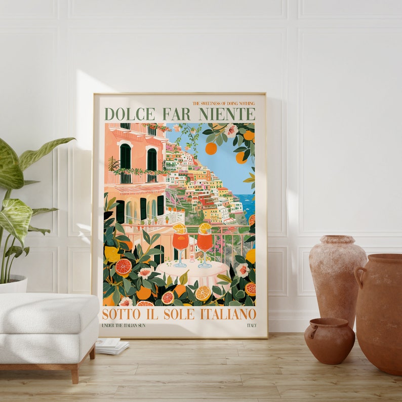 Op de afbeelding: Een kleurrijke illustratie van een stadsbeeld met gebouwen op een heuvel, een balkon met twee glazen sinaasappelsap en de tekst "DOLCE FAR NIENTE THE SWEETNESS OF DOING NOTHING SOTTO IL SOLE ITALIANO UNDER THE ITALIAN SUN ITALY".