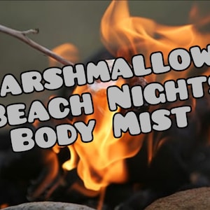 Puede incluir: Imagen de una fogata con llamas y una malvavisco en un palo. El texto "Marshmallow Beach Nights Body Mist" está superpuesto en la imagen en una fuente de burbujas. La escena evoca calidez y relajación.