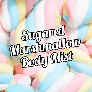 Puede incluir: Primer plano de malvaviscos en forma de corazón en tonos pastel rosa, amarillo y azul. El texto "Sugared Marshmallow Body Mist" está superpuesto en la imagen.
