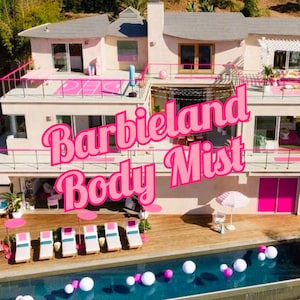 Puede incluir: Vista aérea de una casa rosa y blanca con piscina, tumbonas y el texto "Barbieland Body Mist" en escritura rosa. La casa tiene varios niveles con detalles y decoración en rosa.
