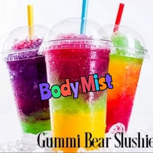 Puede incluir: Tres granizados coloridos en vasos de plástico transparente con pajitas. Los granizados están en capas con colores vibrantes: morado, verde, rojo y amarillo. El texto en la imagen dice "Body Mist" y "Gummi Bear Slushie".