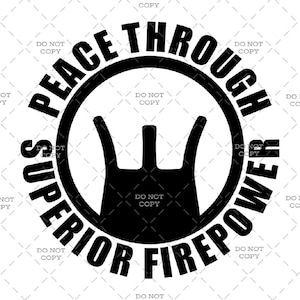 Peut inclure: Conception graphique en noir et blanc avec le texte "Peace Through Superior Firepower" en cercle autour d'une image stylisée d'une arme à feu.