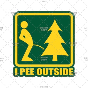 Puede incluir: Un letrero verde y amarillo con el texto "I PEE OUTSIDE". El letrero presenta una figura de palo amarilla orinando junto a un pino amarillo. El letrero es rectangular con esquinas redondeadas.