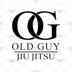 Może przedstawiać: Czarno-biały projekt logo z przeplatanymi literami "OG", słowami "Old Guy Jiu Jitsu" pod logo i poziomą linią oddzielającą słowa.