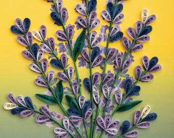 以下が含まれることがあります： 紙のクィリングで作ったラベンダーの花束。花は紫、青、白で、茎は緑色です。花はワインレッドのリボンで結ばれています。