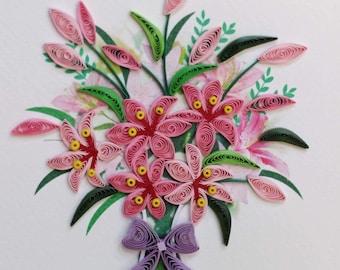以下が含まれることがあります： 紫のリボンが付いた花瓶に、ピンクと緑の紙の花束が飾られた、手作りの「お大事に」カード。カードには「Get well soon」と書かれています。
