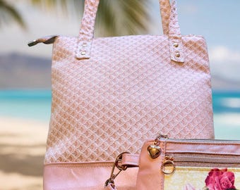 Bolso de hombro mediano de piel rosa reciclada – Bolso tote Pūpū Loke Rose Shell, con opción de cartera a juego.