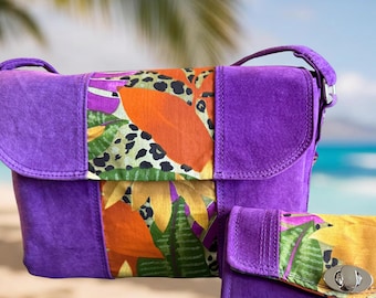 Bolso de hombro mediano de gamuza reciclada – Bolso hawaiano con estampado floral morado, cartera a juego opcional.