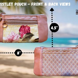 Puede incluir: Bolsa de mu&ntilde;eca rosa, vistas frontal y trasera. La parte delantera presenta un dise&ntilde;o floral, cierre de cremallera y un dije de coraz&oacute;n. La parte trasera tiene un patr&oacute;n texturizado. La bolsa mide 20 cm de largo y 11,4 cm de alto.