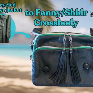 Puede incluir: Bolso bandolera de cuero negro con ribete verde y blanco, dos tiradores de cremallera con detalles de cadena y borlas negras. El bolso est&aacute; hecho de una chaqueta de cuero reciclada. El texto de la imagen dice "upcycled leather jacket to Fanny/Shldr Crossbody".