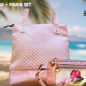 Puede incluir: Un conjunto de bolso y neceser rosa. El bolso tote tiene un patr&oacute;n texturizado y asas. El neceser presenta un dise&ntilde;o floral con cierre de cremallera. El conjunto est&aacute; etiquetado como "BAG + POUCH SET".