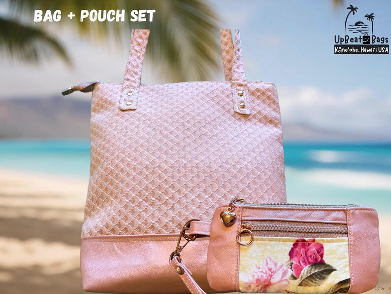 Puede incluir: Un conjunto de bolso y neceser rosa. El bolso tote tiene un patr&oacute;n texturizado y asas. El neceser presenta un dise&ntilde;o floral con cierre de cremallera. El conjunto est&aacute; etiquetado como "BAG + POUCH SET".