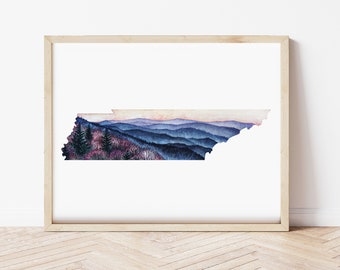 Pode incluir: Uma pintura em aquarela do estado do Tennessee, representada como uma cordilheira com um esquema de cores roxo, azul e rosa.