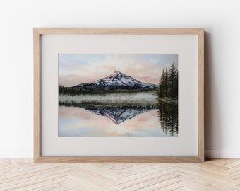Può includere: Un dipinto ad acquerello di una montagna innevata che si riflette in un lago calmo. La montagna è circondata da alberi e il cielo è di un azzurro tenue con nuvole rosa.