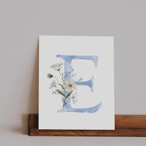 Impresión giclée con monograma de acuarela floral azul, 20,3 x 25,4 cm, 28,9 x 35,5 cm y 30,5 x 40,6 cm, arte de pared personalizado para bebé niña, sin marco.