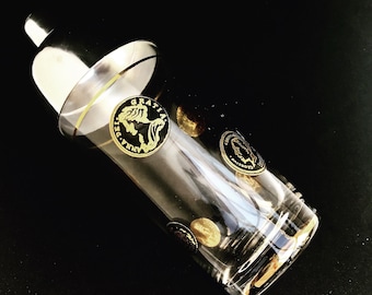Mid Century Martini Shaker: Glas- och silverfatbar med inläggningar av amerikanska mynt
